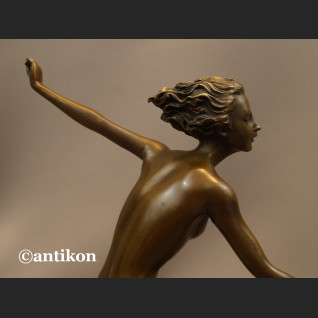 Rzeźba Diana z psami akt z brązu Art Deco  Rzeźba Diana z psami akt z brązu Art Deco