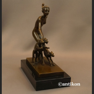 Rzeźba Diana z psami akt z brązu Art Deco  Rzeźba Diana z psami akt z brązu Art Deco