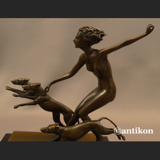 Rzeźba Diana z psami akt z brązu Art Deco  Rzeźba Diana z psami akt z brązu Art Deco