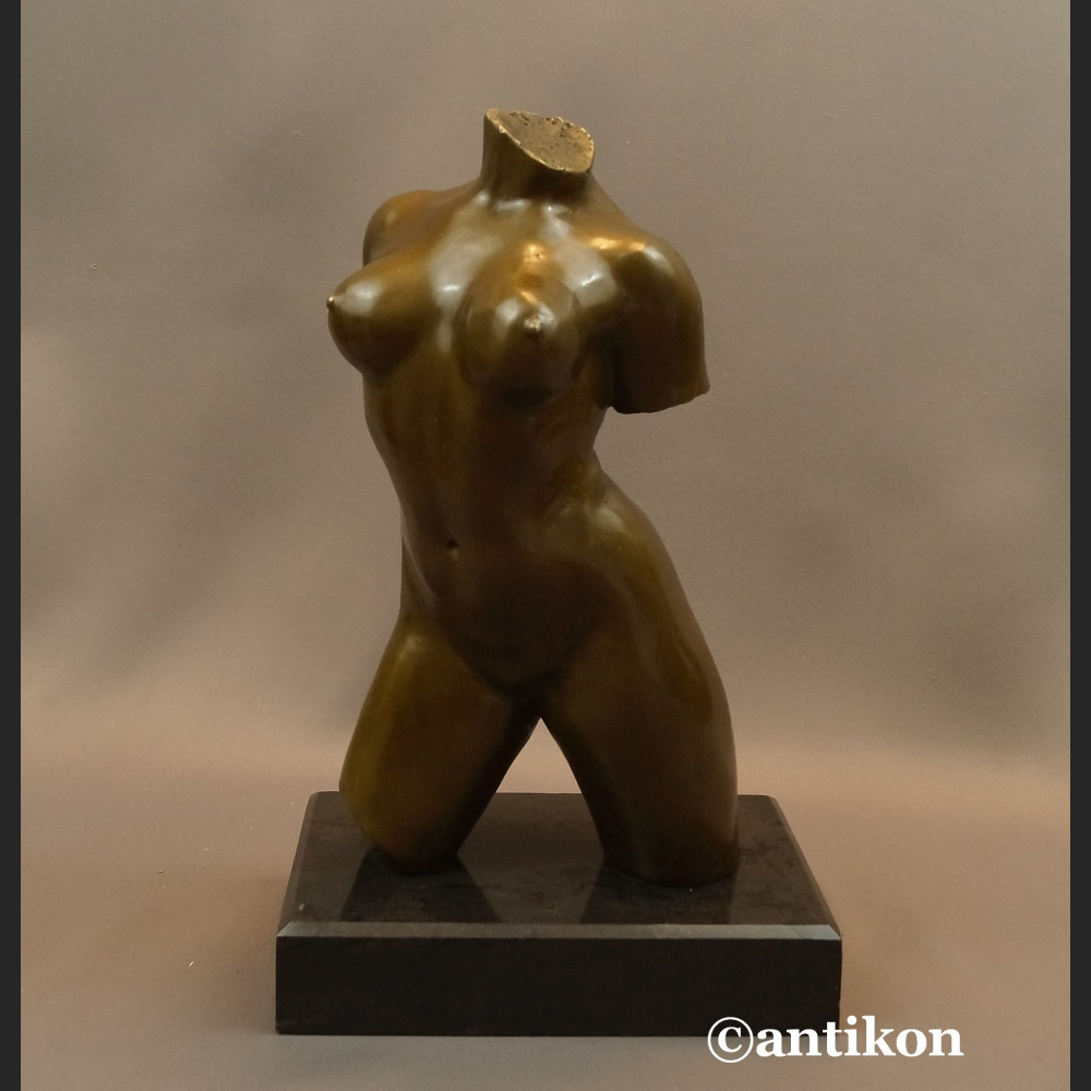 Popiersie kobiety akt rzeźba niezwykła 