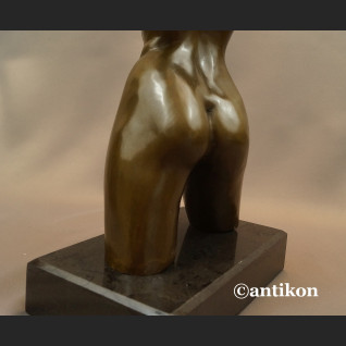 Popiersie kobiety akt rzeźba niezwykła 