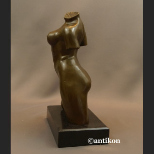 Popiersie kobiety akt rzeźba niezwykła 