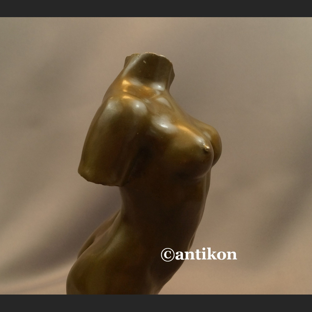 Popiersie kobiety akt rzeźba niezwykła 