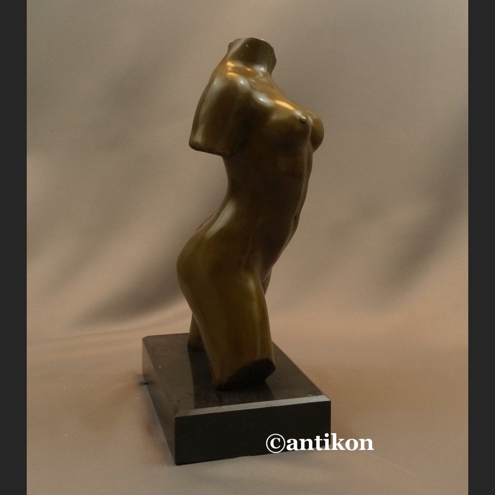 Popiersie kobiety akt rzeźba niezwykła 