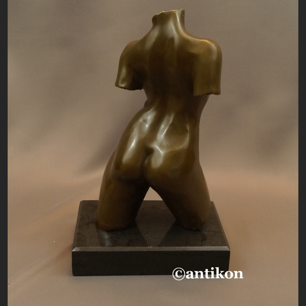 Popiersie kobiety akt rzeźba niezwykła 