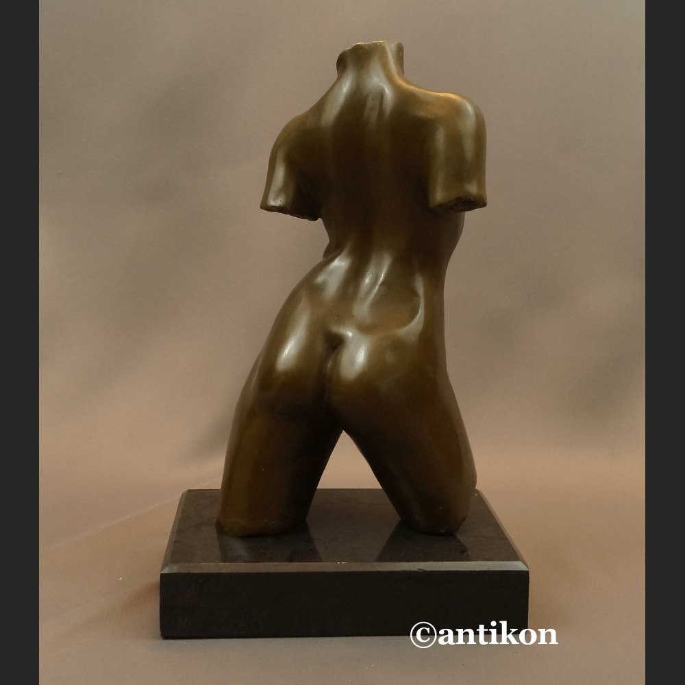 Popiersie kobiety akt rzeźba niezwykła 