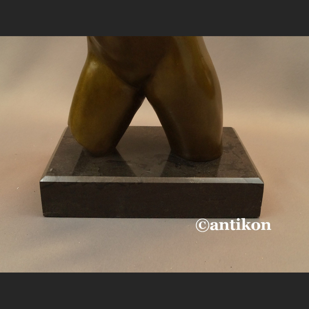 Popiersie kobiety akt rzeźba niezwykła 