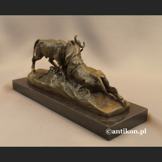 Byk walczący rzeźba z brązu Byk walczący rzeźba z brązu