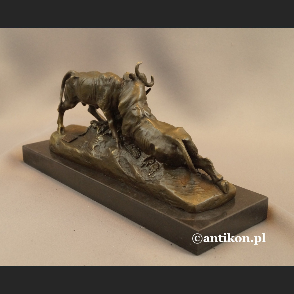 Byk walczący rzeźba z brązu Byk walczący rzeźba z brązu
