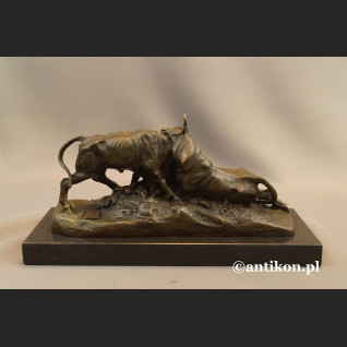 Byk walczący rzeźba z brązu Byk walczący rzeźba z brązu