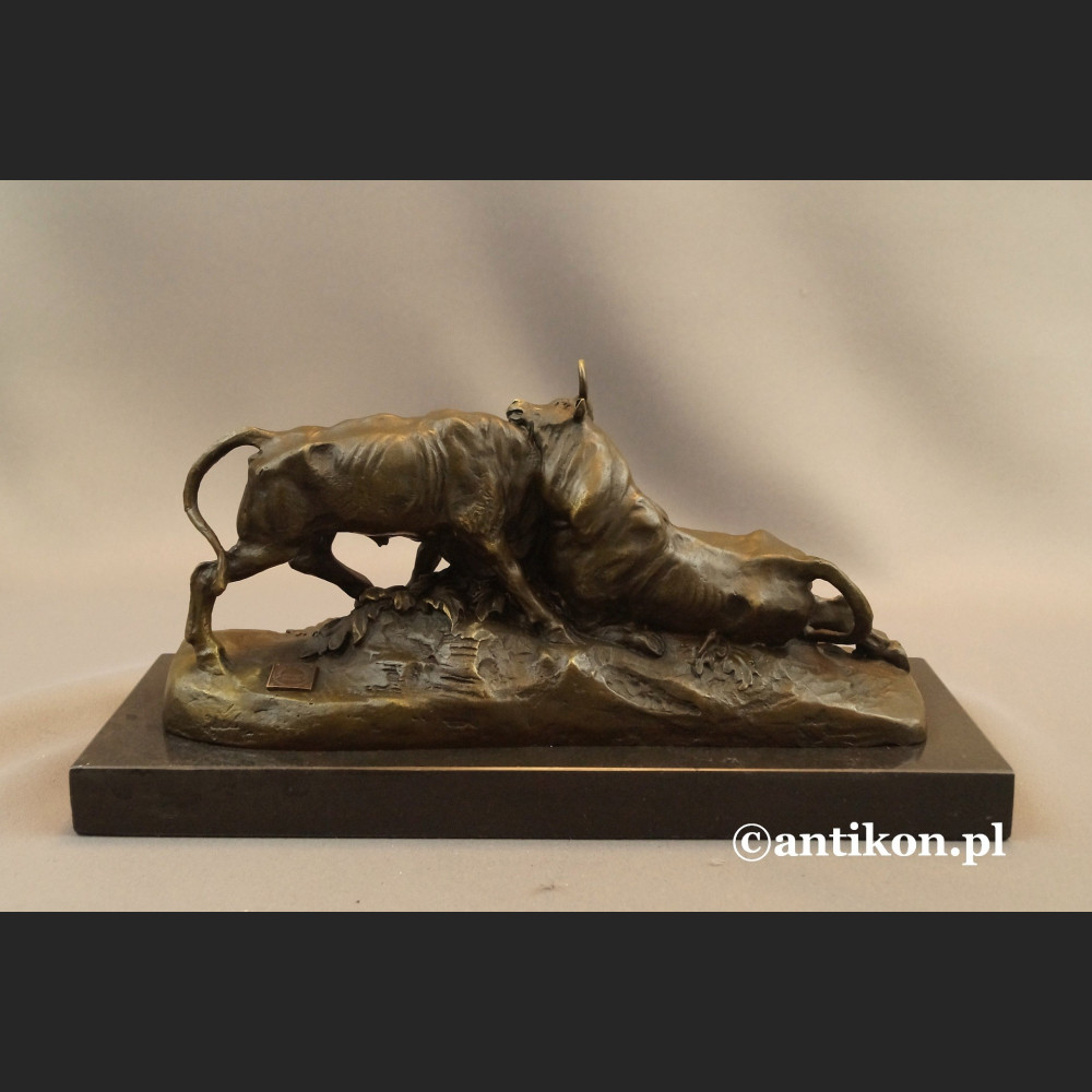 Byk walczący rzeźba z brązu Byk walczący rzeźba z brązu