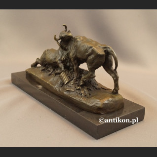 Byk walczący rzeźba z brązu Byk walczący rzeźba z brązu