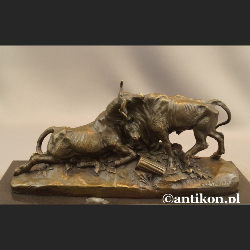 Byk walczący rzeźba z brązu Byk walczący rzeźba z brązu