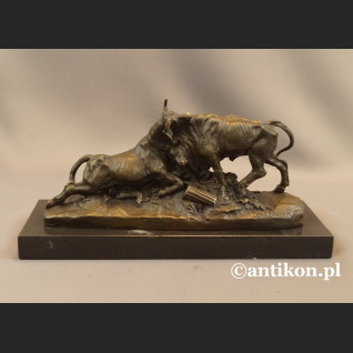 Byk walczący rzeźba z brązu Byk walczący rzeźba z brązu