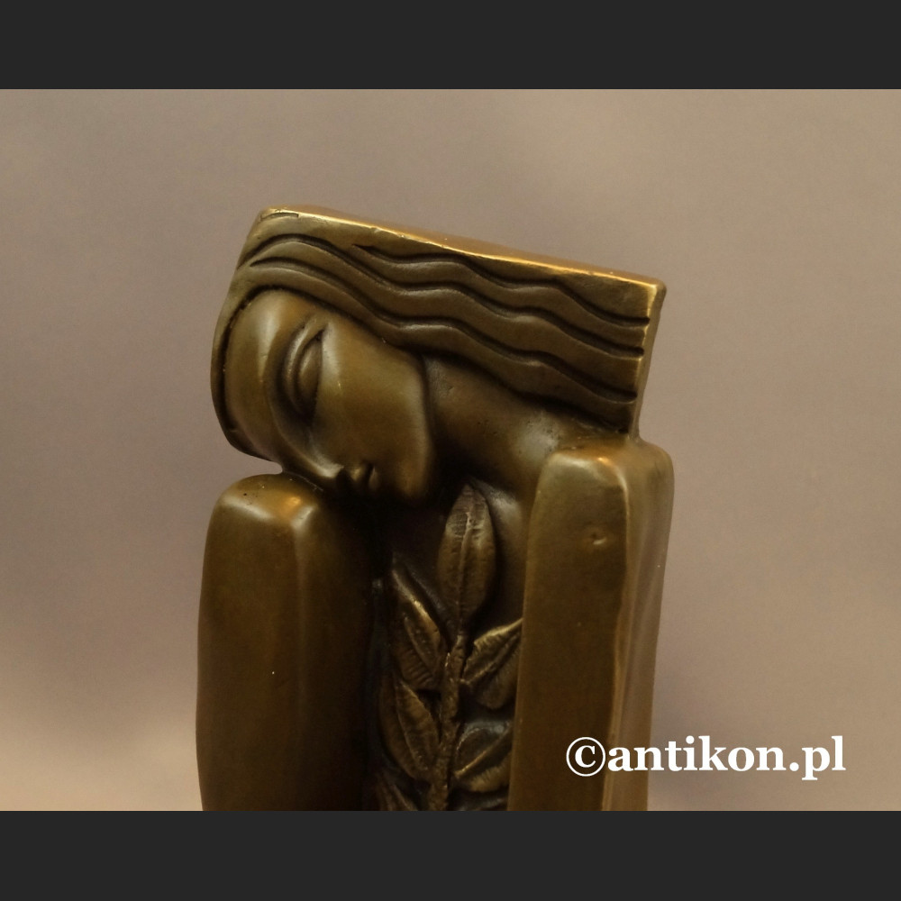 Rzeźba modernistyczna dziewczyny z kwiatem Rzeźba modernistyczna dziewczyny z kwiatem