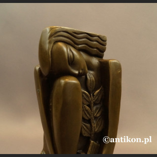 Rzeźba modernistyczna dziewczyny z kwiatem Rzeźba modernistyczna dziewczyny z kwiatem