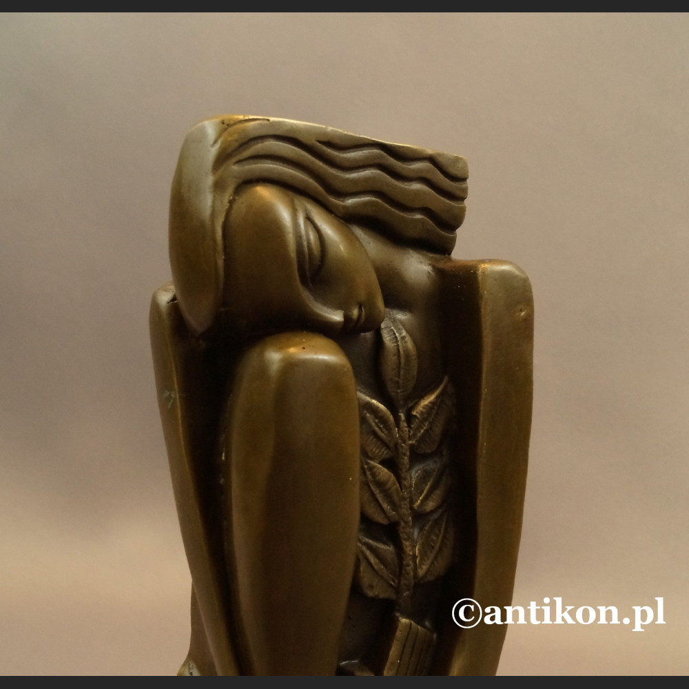 Rzeźba modernistyczna dziewczyny z kwiatem Rzeźba modernistyczna dziewczyny z kwiatem