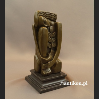 Rzeźba modernistyczna dziewczyny z kwiatem Rzeźba modernistyczna dziewczyny z kwiatem