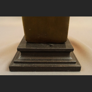 Rzeźba modernistyczna dziewczyny z kwiatem Rzeźba modernistyczna dziewczyny z kwiatem