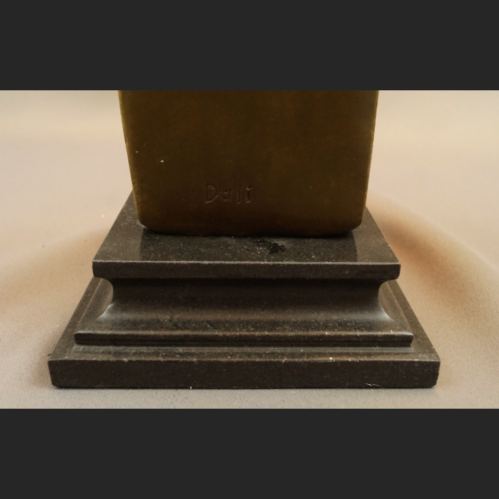 Rzeźba modernistyczna dziewczyny z kwiatem Rzeźba modernistyczna dziewczyny z kwiatem