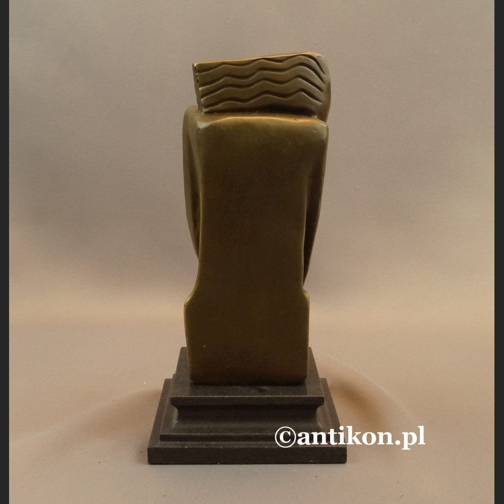 Rzeźba modernistyczna dziewczyny z kwiatem Rzeźba modernistyczna dziewczyny z kwiatem