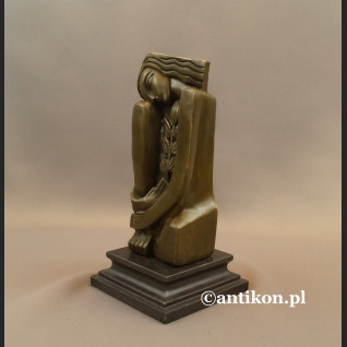 Rzeźba modernistyczna dziewczyny z kwiatem Rzeźba modernistyczna dziewczyny z kwiatem