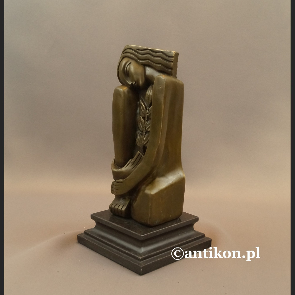 Rzeźba modernistyczna dziewczyny z kwiatem Rzeźba modernistyczna dziewczyny z kwiatem