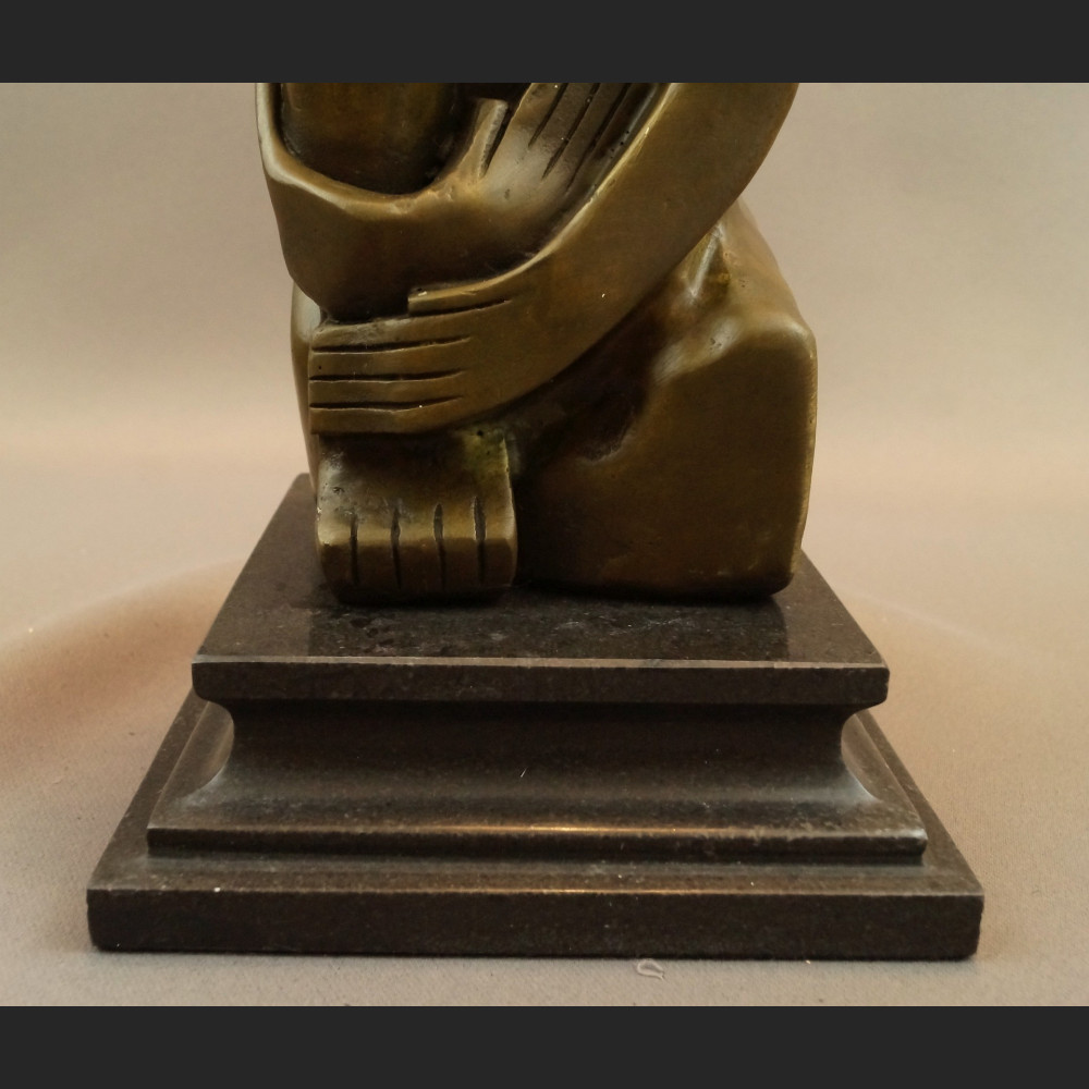 Rzeźba modernistyczna dziewczyny z kwiatem Rzeźba modernistyczna dziewczyny z kwiatem