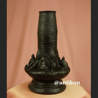 Wazon z brązu secesja z żabami Wazon z brązu secesja z żabami