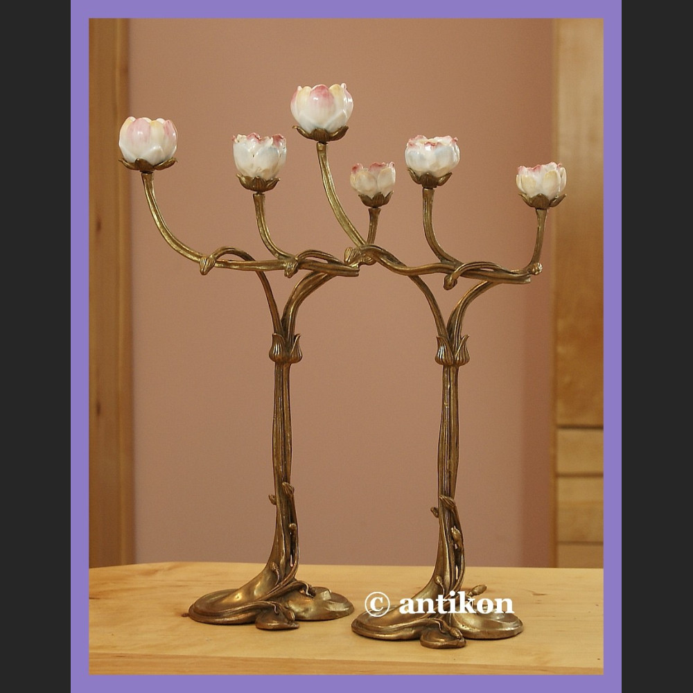 Secesyjny świecznik kwiatowy z brązem i porcelaną Secesyjny świecznik kwiatowy z brązem i porcelaną