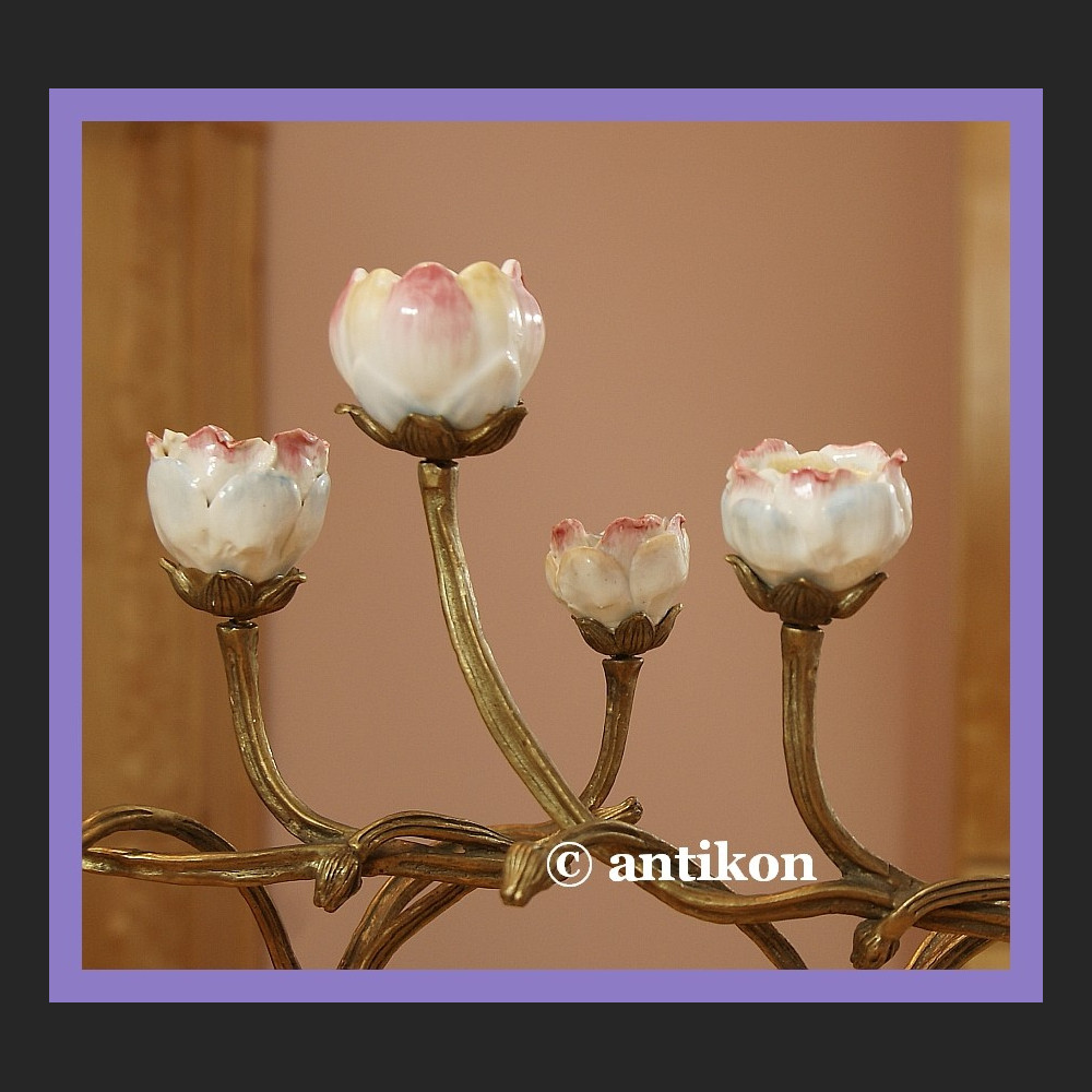 Secesyjny świecznik kwiatowy z brązem i porcelaną Secesyjny świecznik kwiatowy z brązem i porcelaną