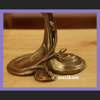 Secesyjny świecznik kwiatowy z brązem i porcelaną Secesyjny świecznik kwiatowy z brązem i porcelaną