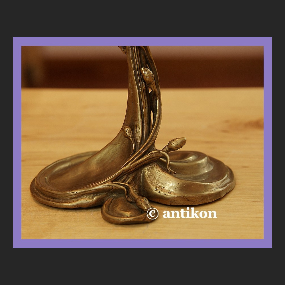 Secesyjny świecznik kwiatowy z brązem i porcelaną Secesyjny świecznik kwiatowy z brązem i porcelaną