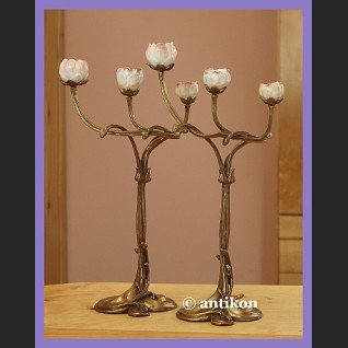 Secesyjny świecznik kwiatowy z brązem i porcelaną Secesyjny świecznik kwiatowy z brązem i porcelaną