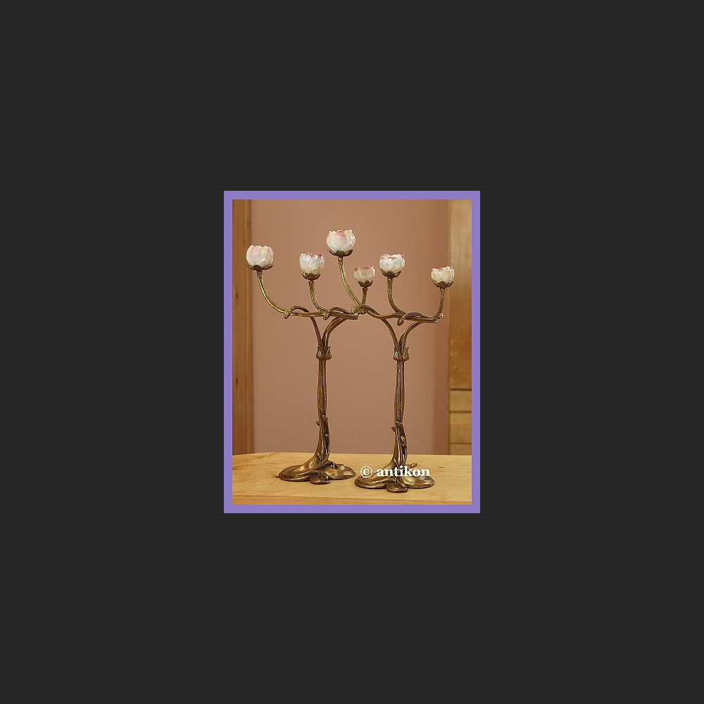 Secesyjny świecznik kwiatowy z brązem i porcelaną Secesyjny świecznik kwiatowy z brązem i porcelaną