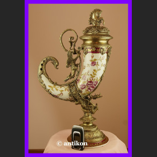 Wielki róg obfitości okuty brązem piękna porcelana z różami Wielki róg obfitości okuty brązem piękna porcelana z różami
