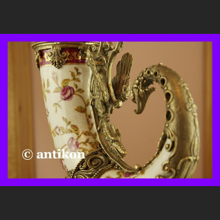 Wielki róg obfitości okuty brązem piękna porcelana z różami Wielki róg obfitości okuty brązem piękna porcelana z różami