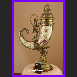 Wielki róg obfitości okuty brązem piękna porcelana z różami Wielki róg obfitości okuty brązem piękna porcelana z różami