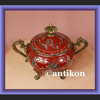 Duża fantazyjna cukiernica czerwona cukierniczka z porcelany Duża fantazyjna cukiernica czerwona cukierniczka z porcelany