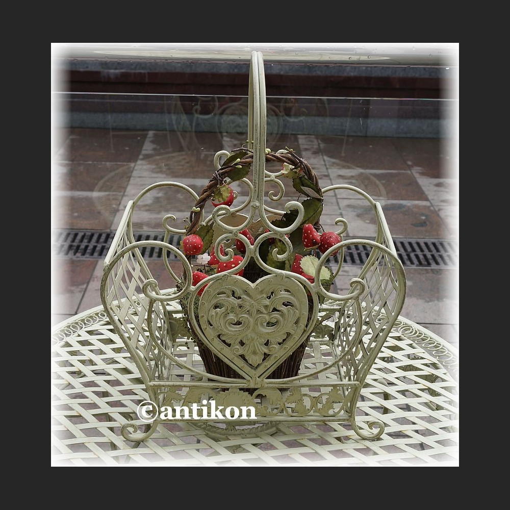 Kosz biały prowansalski metalowy do kwiatów mniejszy  Kosz biały prowansalski metalowy do kwiatów mniejszy