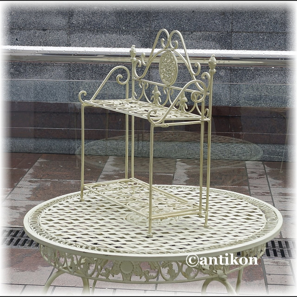 Metalowa półka w stylu prowanslaskim 