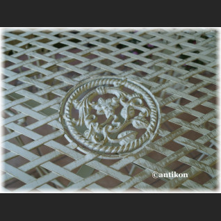 Meble ogrodowe z kutego metalu stół i 2 krzesła Meble ogrodowe z kutego metalu stół i 2 krzesła