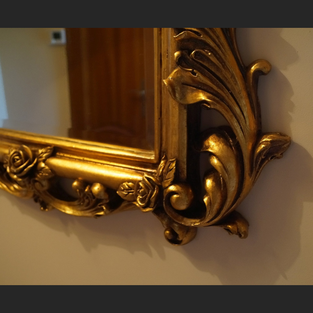 Lustro w złotej ramie z liśćmi akantu Lustro w złotej ramie z liśćmi akantu