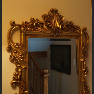 Lustro w złotej ramie z liśćmi akantu Lustro w złotej ramie z liśćmi akantu