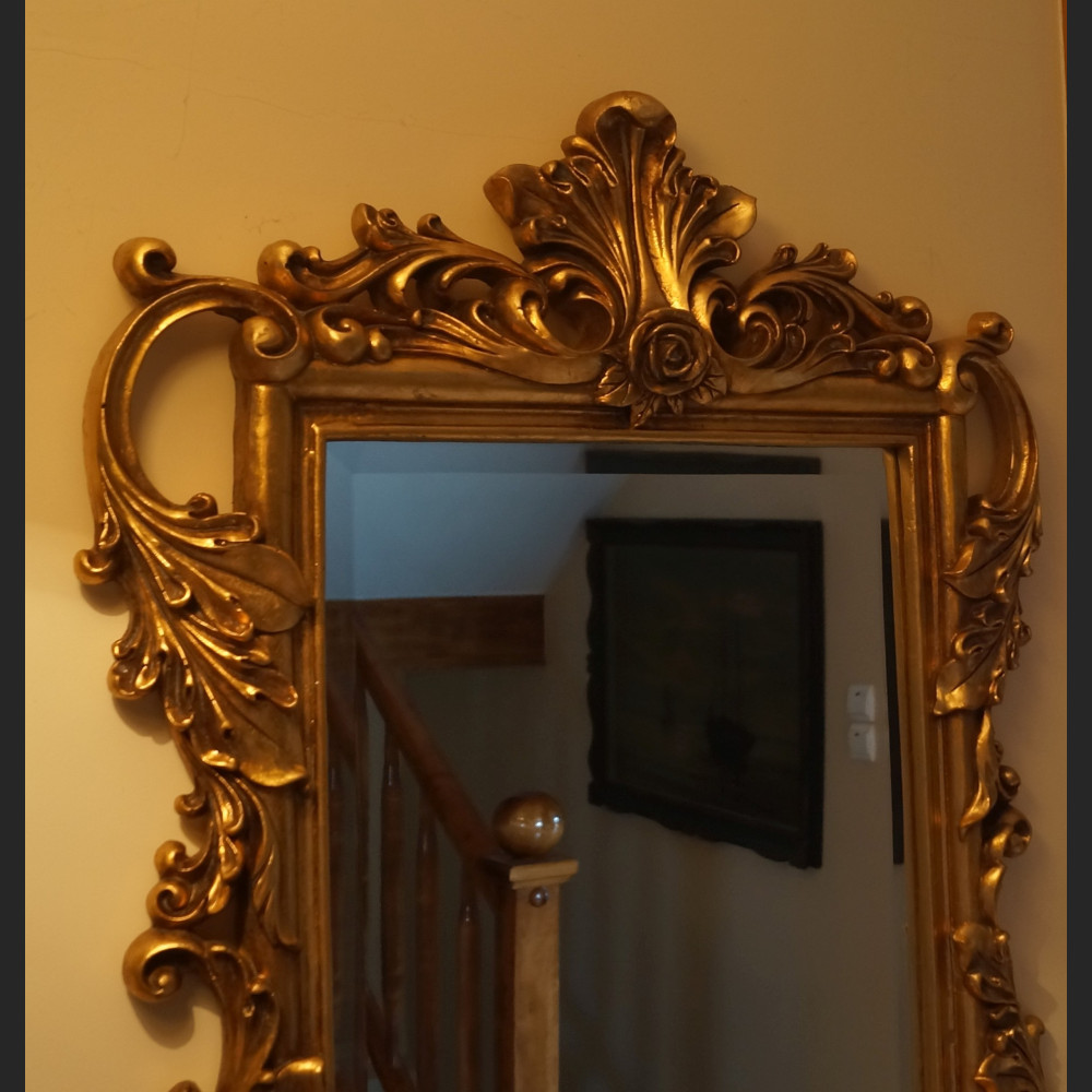 Lustro w złotej ramie z liśćmi akantu Lustro w złotej ramie z liśćmi akantu