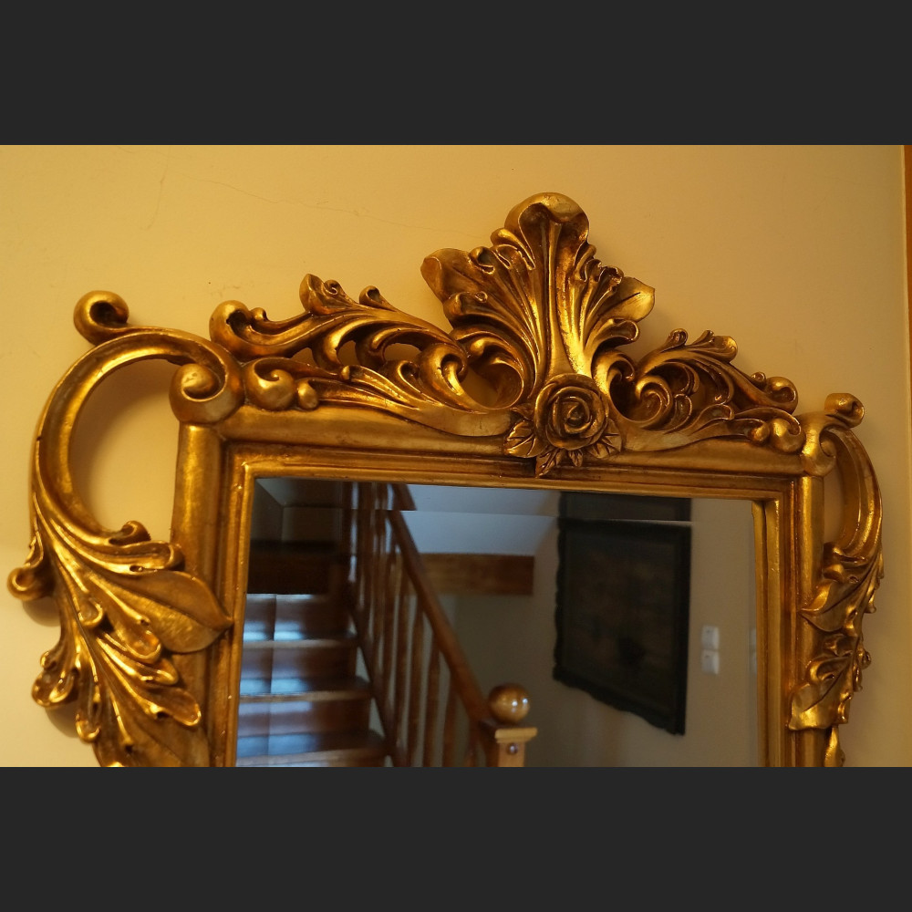 Lustro w złotej ramie z liśćmi akantu Lustro w złotej ramie z liśćmi akantu