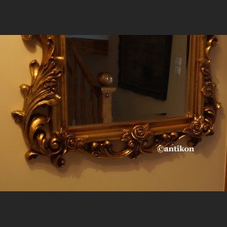 Lustro w złotej ramie z liśćmi akantu Lustro w złotej ramie z liśćmi akantu