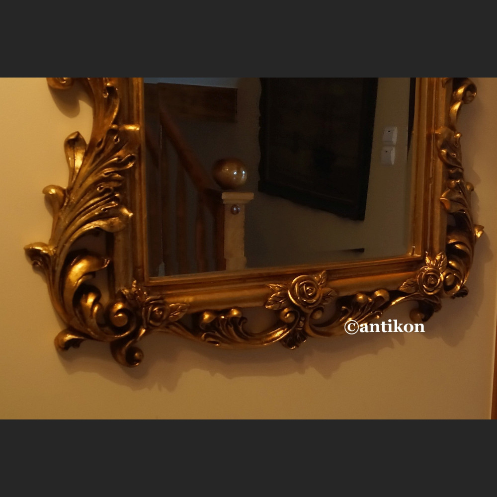 Lustro w złotej ramie z liśćmi akantu Lustro w złotej ramie z liśćmi akantu