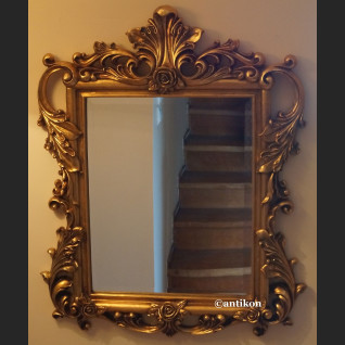 Lustro w złotej ramie z liśćmi akantu 