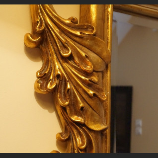 Lustro w złotej ramie z liśćmi akantu Lustro w złotej ramie z liśćmi akantu